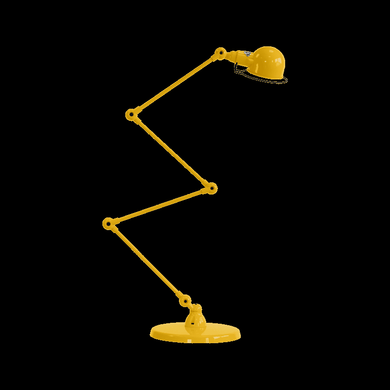 Une main appliquant avec précision de la peinture chrome sur un objet métallique, dans un atelier bien éclairé, symbolisant l’artisanat français